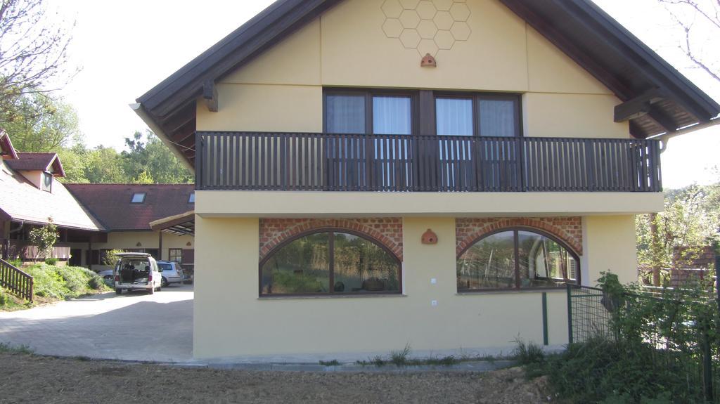 Appartement Turisticna Kmetija Cebelji Gradic à Rogašovci Extérieur photo