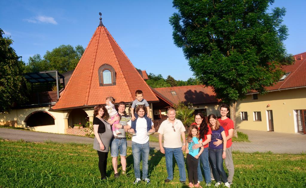 Appartement Turisticna Kmetija Cebelji Gradic à Rogašovci Extérieur photo